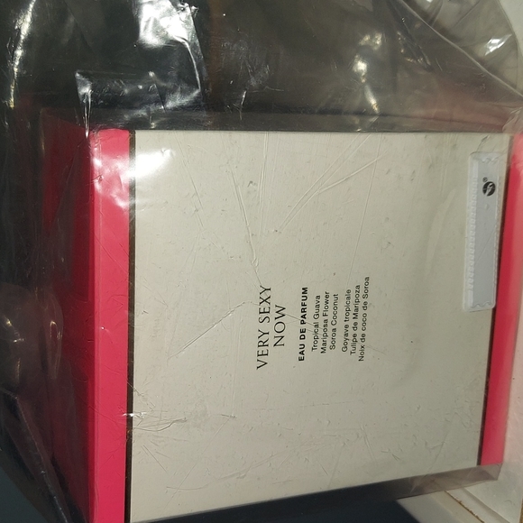 Victoria’s Secret Very Sexy Now perfume - Picture 2 of 3